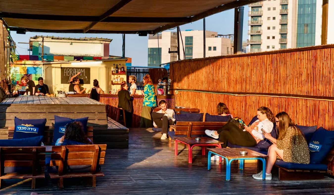 Le toit-terrasse de l'Abraham Hostel sous le soleil de Jérusalem, Israël