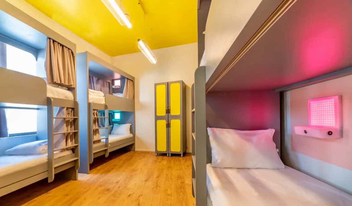 Un dortoir coloré à l'auberge Stay Inn à Jérusalem, Israël