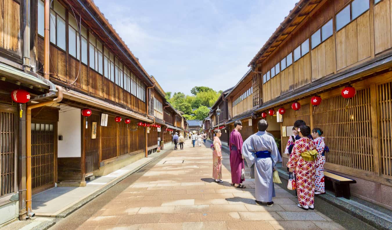 风景秀丽的日本金泽安静的街道，当地人穿着传统服装