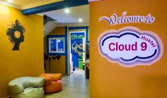 Un espace commun accueillant près de l’entrée de l’auberge Cloud 9 à Lagos, Portugal