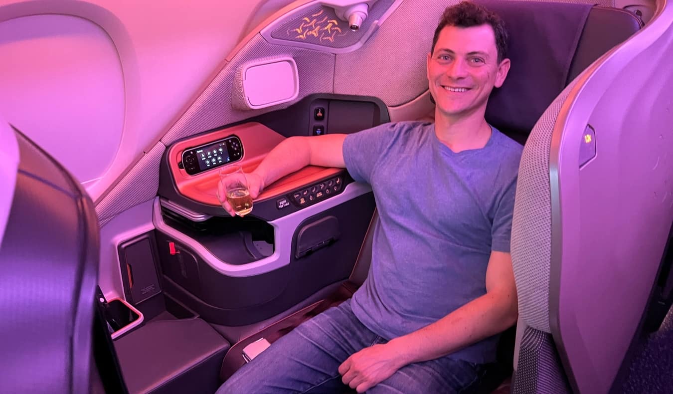 https://media.nomadicmatt.com/2023/mattsingaporeflight.jpg