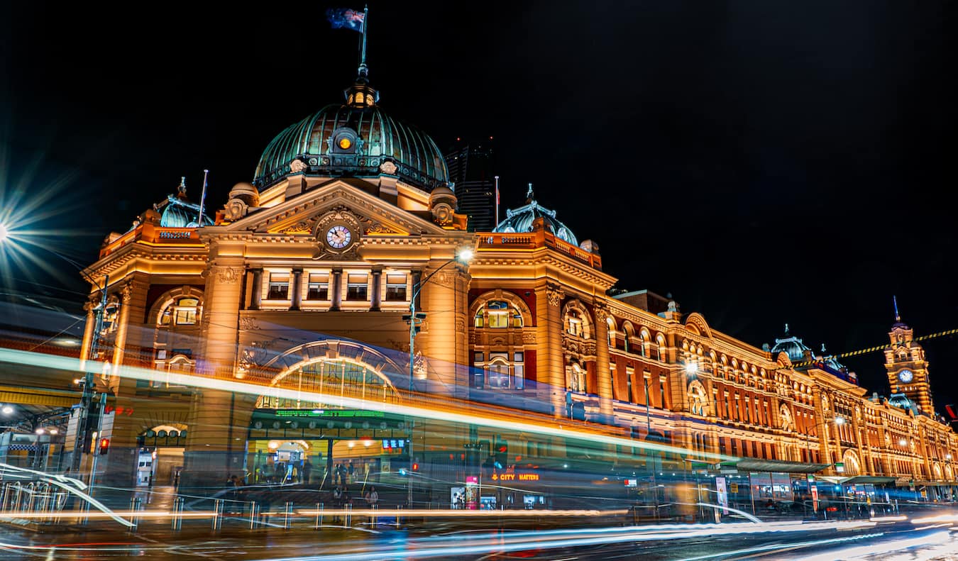호주 멜버른에 있는 유명한 플린더스 역의 야간 장노출 샷