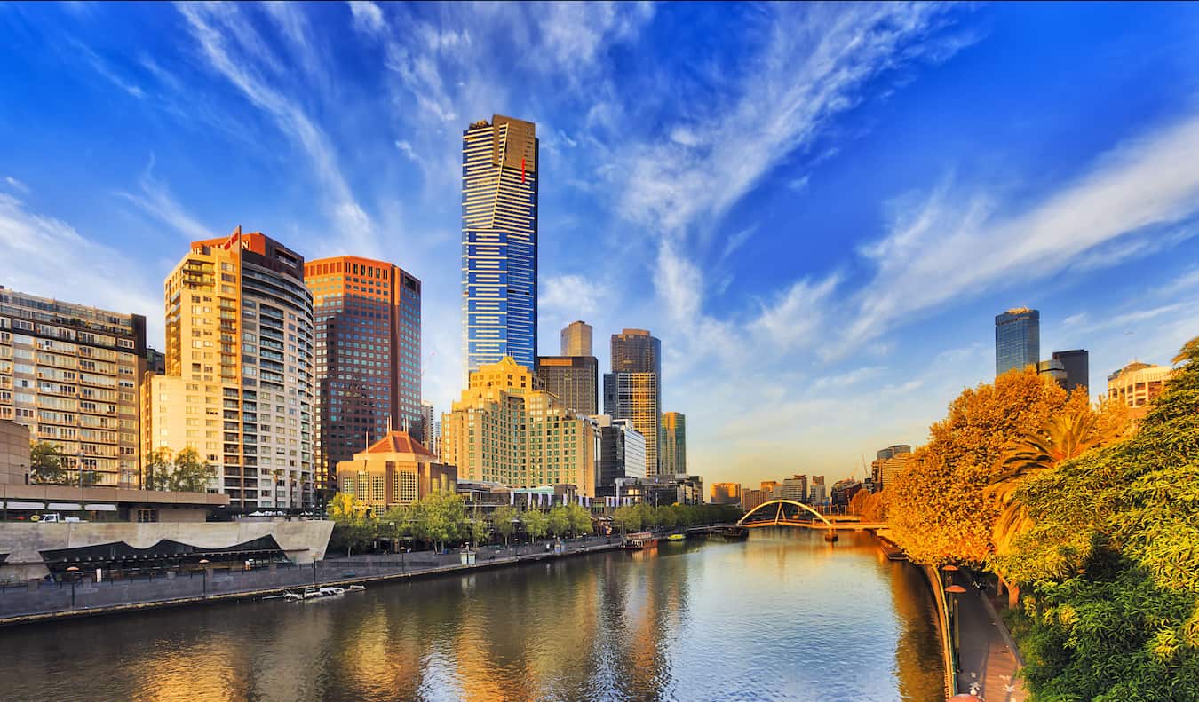 Një pamje e Yarra Jugore pranë lumit me shumë gjelbërim në Melburn, Australi