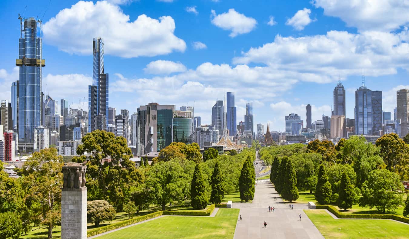 Pessoas explorando um parque aberto perto do memorial de guerra na ensolarada Melbourne, Austrália