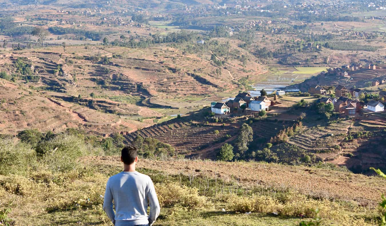Nomadic Matt contemplando el árido paisaje de Madagascar