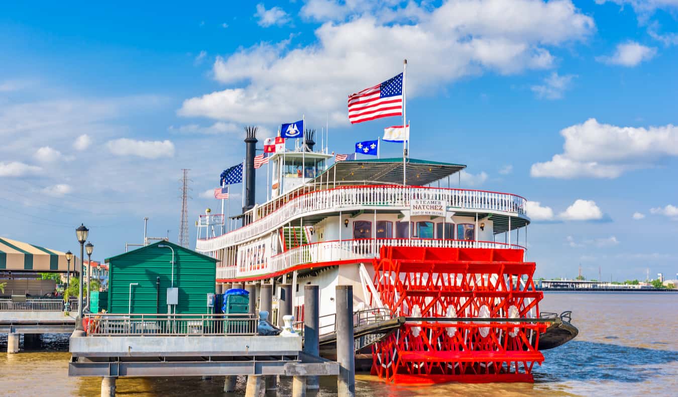 历史悠久的纳奇兹汽船在阳光明媚的美国新奥尔良河上行驶
