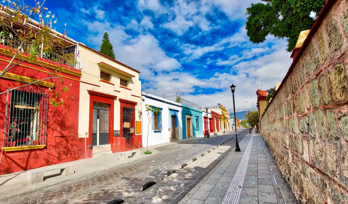 Une rue calme et vide peinte de couleurs vives dans la belle ville d'Oaxaca, au Mexique