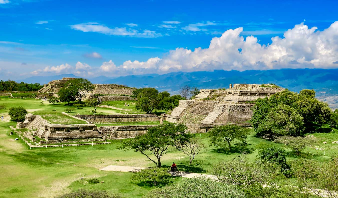 Древнее историческое место Монте-Альбан близ Оахаки, Мексика