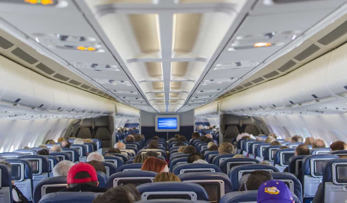 Rangées de sièges dans un avion
