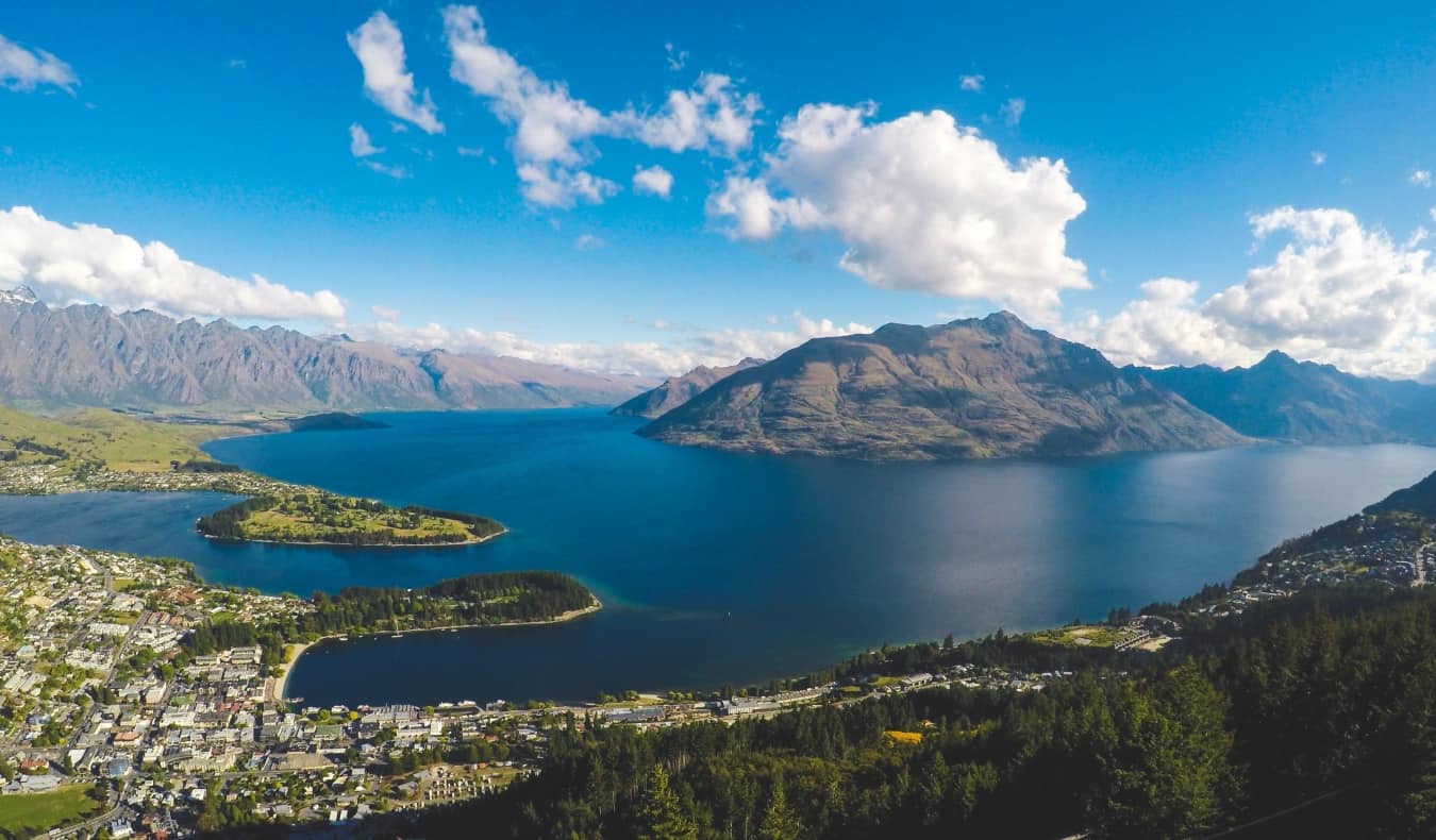 Pamje ajrore e Queenstown, Zelanda e Re, duke treguar qytetin mbi ujë me male në sfond