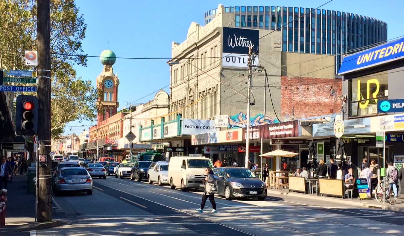 호주 멜버른의 사랑스러운 리치몬드에 있는 인기 있고 번잡한 거리