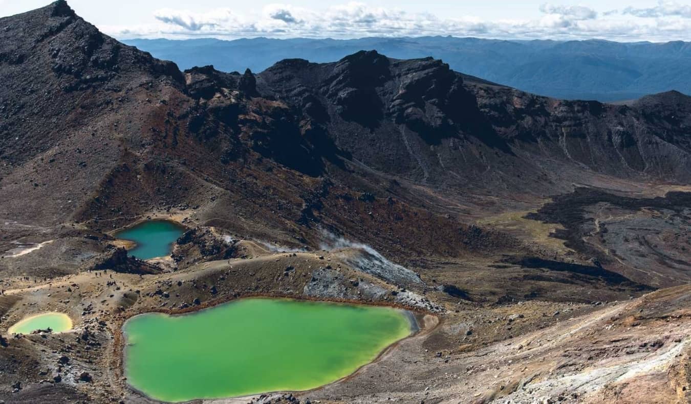 翠绿的湖泊映衬着新西兰汤加里罗阿尔卑斯山口的火山景观