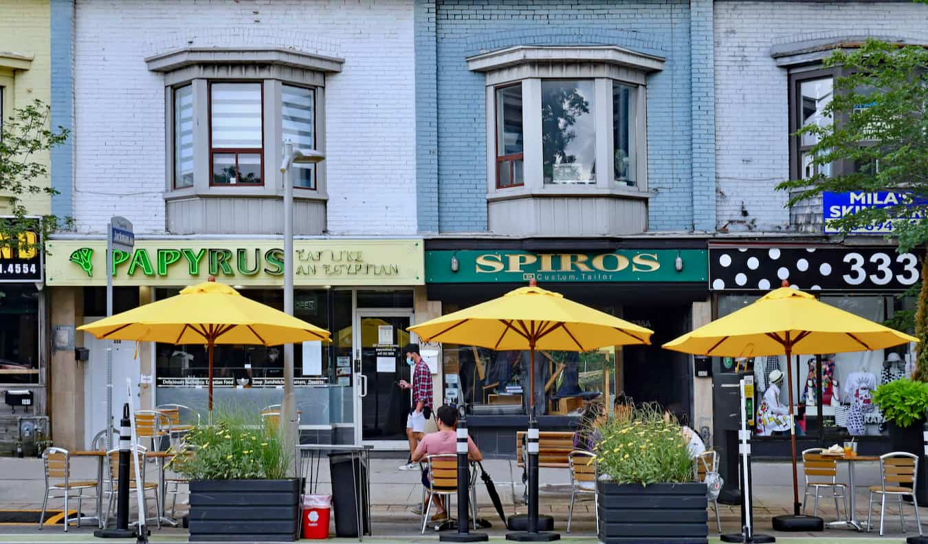 People relaxing at an outdoor restaurant in the Danforth area of ​​Toronto, Canada