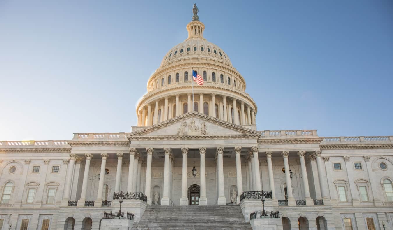 Front view of the US Capitol building in an American neoclassical style