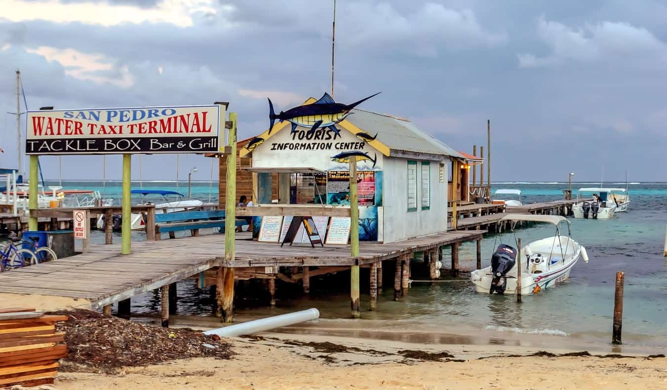 Pemandangan Dermaga Taksi Air dan Terminal di Pantai di San Pedro, Belize