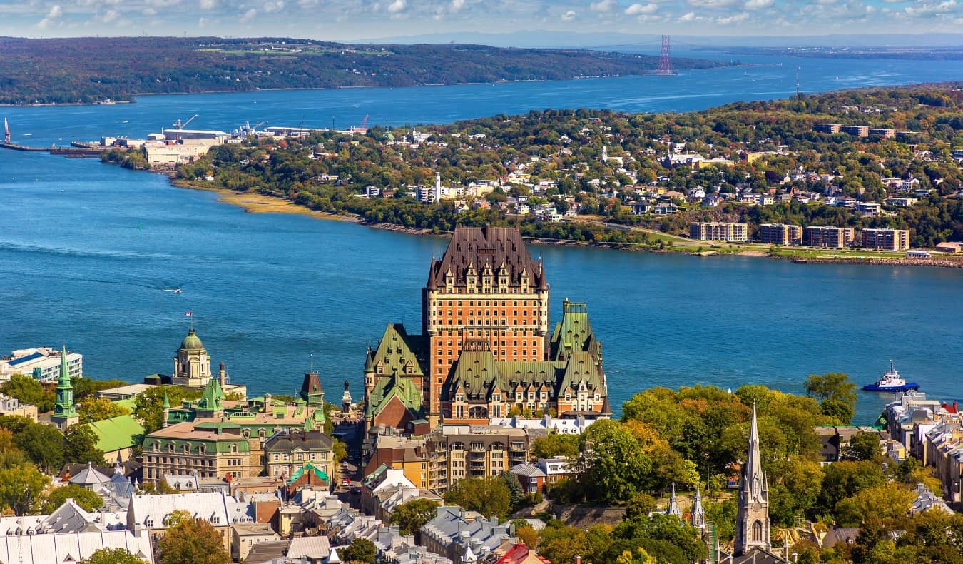 Pamje panoramike ajrore e qytetit të Quebec në Kanada, me kështjellën Frontenac si një tipar të spikatur të horizontit dhe blunë e thellë të lumit Lawrence në sfond