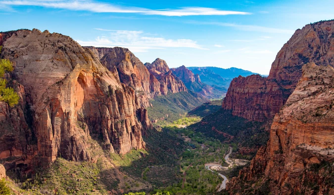 Visite du magnifique parc national de Zion aux États-Unis par une journée ensoleillée.