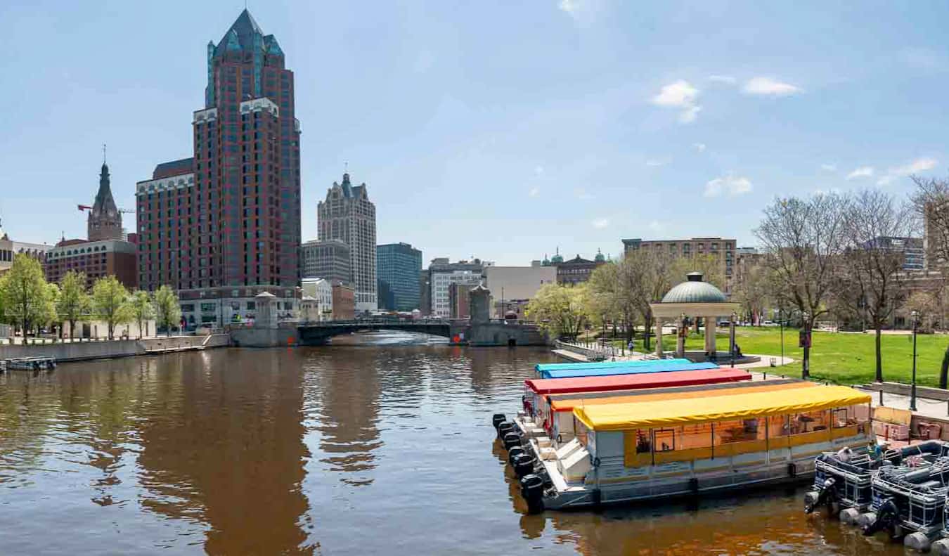 Riverwalk relaksues përgjatë lumit në Milwaukee, SHBA