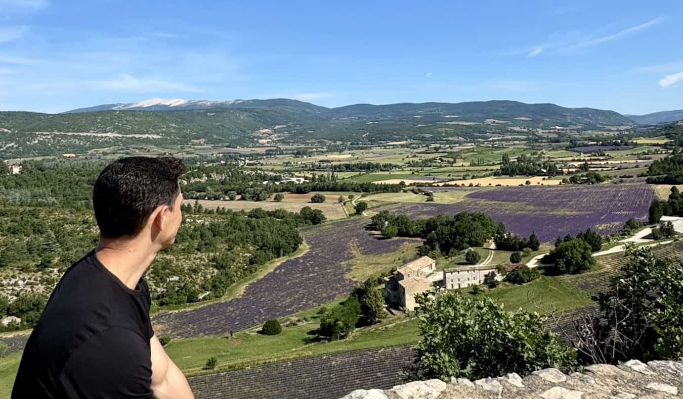 Matt nomade regardant les champs et les collines de la France rurale