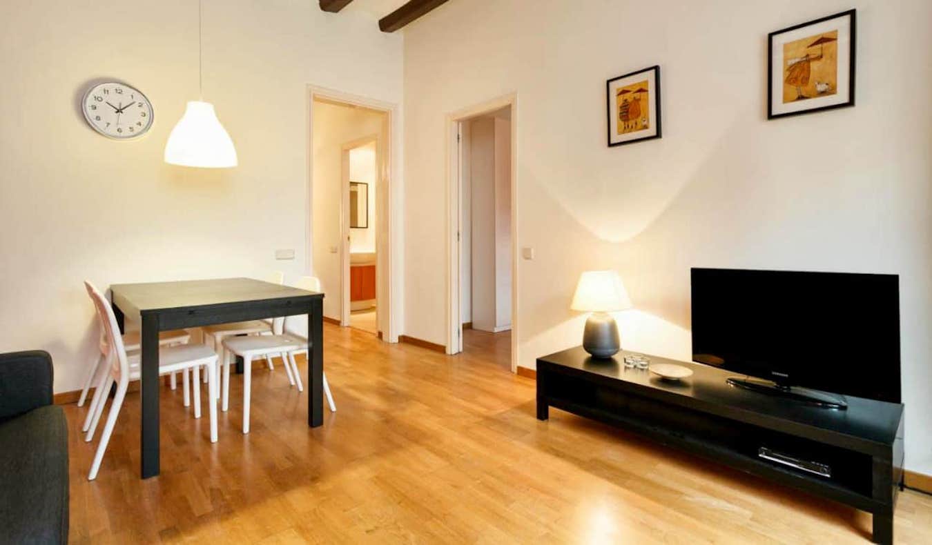 Një dhomë ndenjeje e thjeshtë dhe e ndritshme në një hotel të stilit apartamentesh në Barcelonë, Spanjë