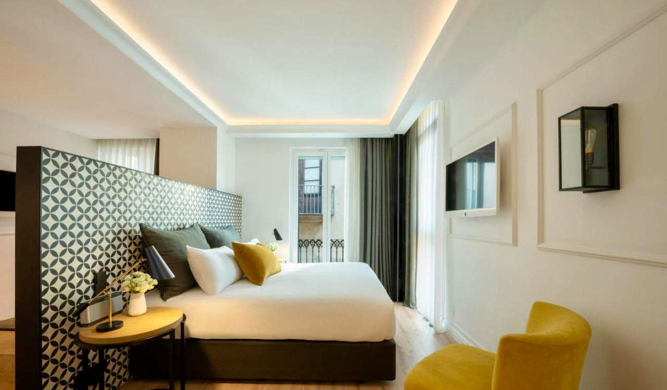 Një shtrat i madh në një dhomë hoteli të rehatshme në Serras në Barcelonë, Spanjë