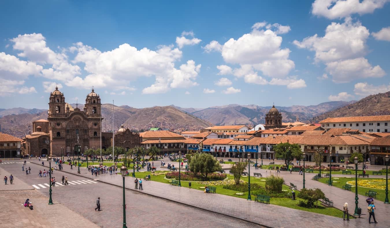 La vaste Plaza de Armas avec les montagnes en arrière-plan dans le centre historique de Cusco, Pérou.