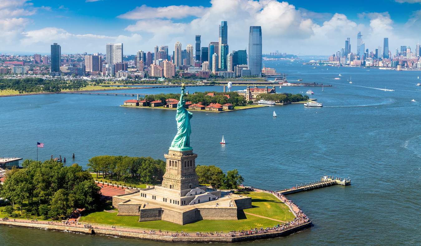 Pamje panoramike ajrore Statuja e Lirisë dhe me horizontet e Manhattan dhe Jersey City në sfond