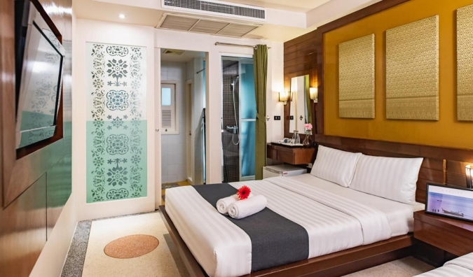 Dhomë hoteli në stil tradicional me një krevat mbretëreshë në D&D Inn në Bangkok, Tajlandë
