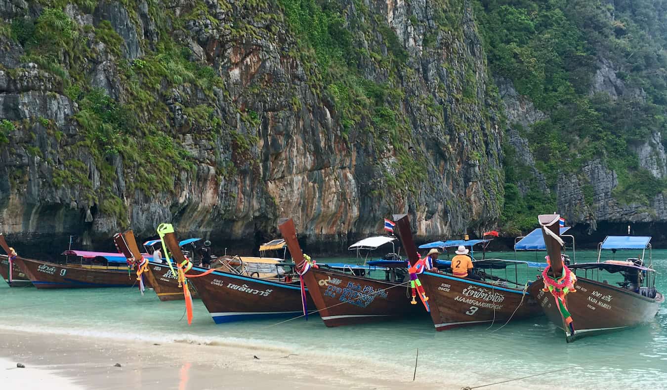 Barcos estacionados na famosa praia da bela Ko Phi Phi, na Tailândia