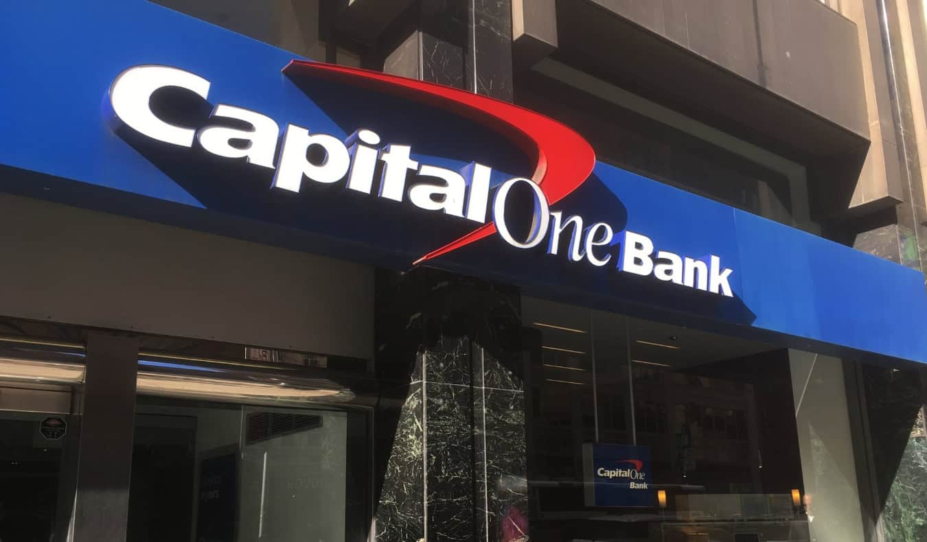 미국의 화창한 날 캐피탈 원(Capital One) 은행의 외관