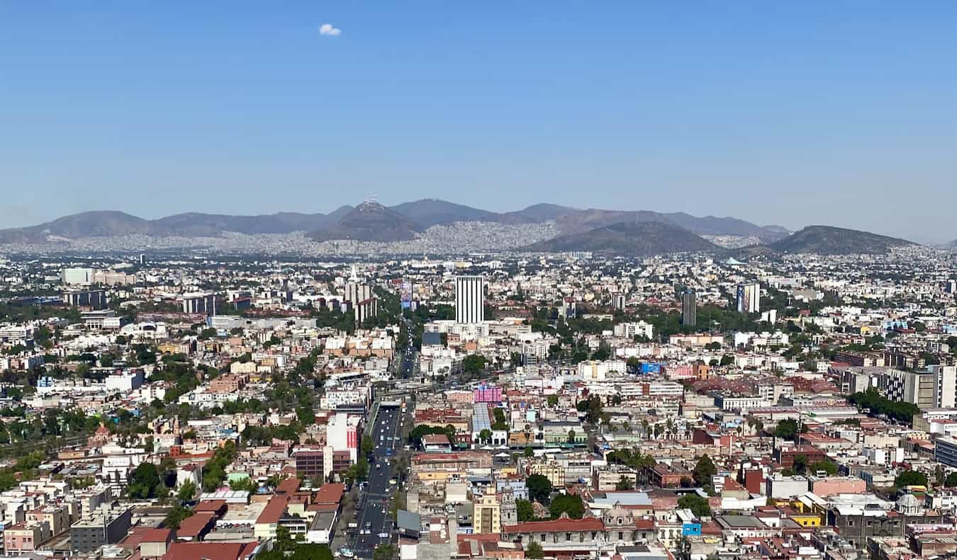 A vista ensolarada com vista para a Cidade do México, México, com montanhas ao longe