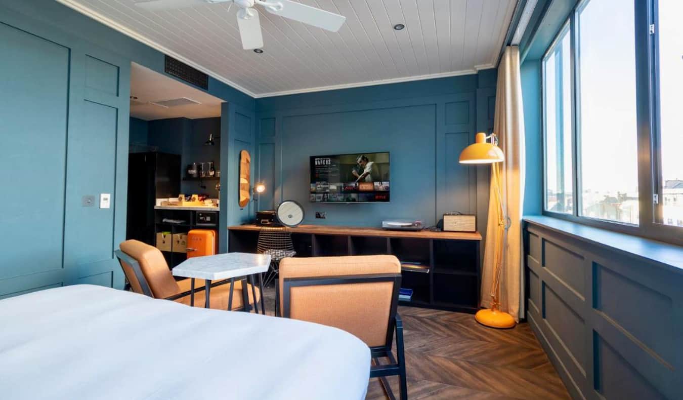 Një dhomë komode hoteli blu me shumë dritë natyrale në hotelin The Dean në Dublin, Irlandë