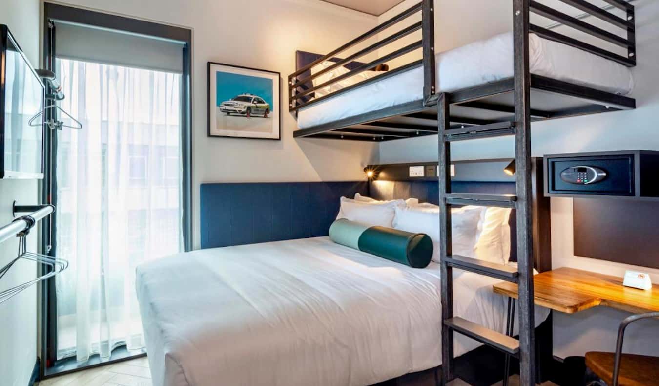 Krevat marinari në një dhomë komode hoteli në The Hendrick në Dublin, Irlandë