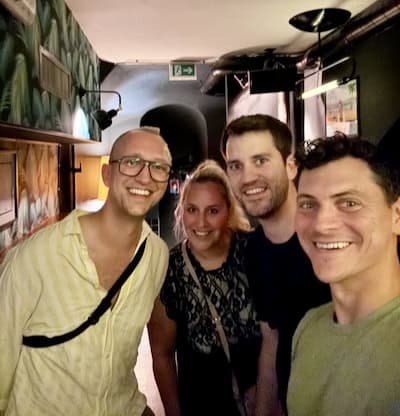 Nomadic Matt avec de nouveaux amis en Allemagne posant pour une photo