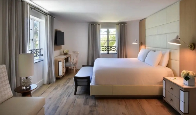 Dhomë hoteli në Hotel Ocean në Miami, me një krevat dhe tavolinë me madhësi mbretëreshë dhe e dekoruar me tone të ngrohta neutrale