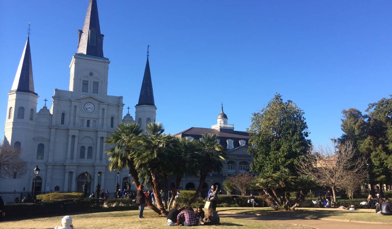 La cathédrale blanche de Saint-Louis sur l'herbe de Jackson Square à la Nouvelle-Orléans, en Louisiane