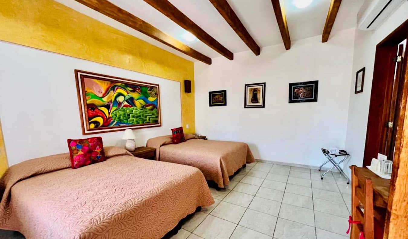 Chambre d'hôtel spacieuse et aérée à l'hôtel Los Arrayanes à Oaxaca, au Mexique.