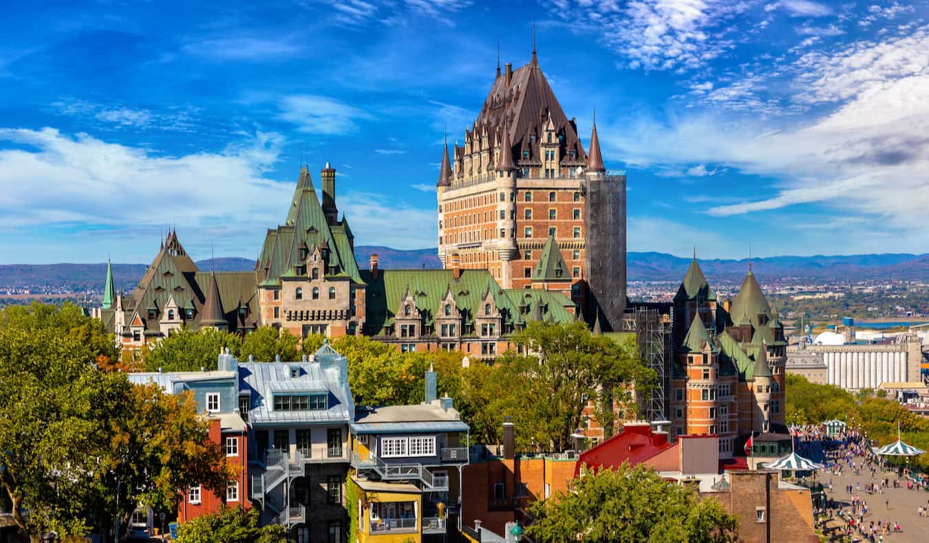 O icônico e enorme hotel Frontenac na ensolarada cidade de Quebec, Canadá, em um dia brilhante de verão