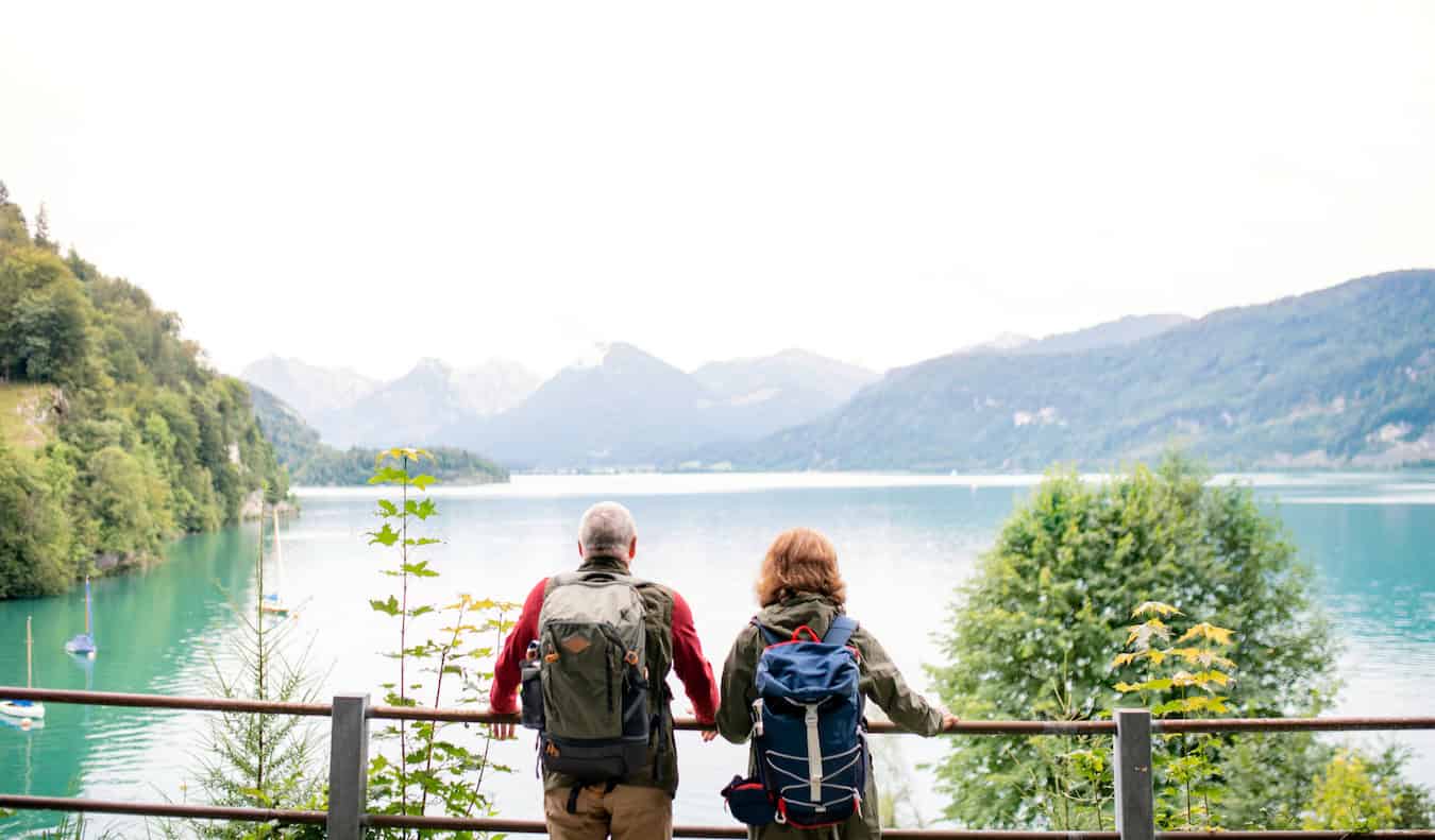 Um casal mais velho apreciando a vista enquanto viajam pelo mundo juntos