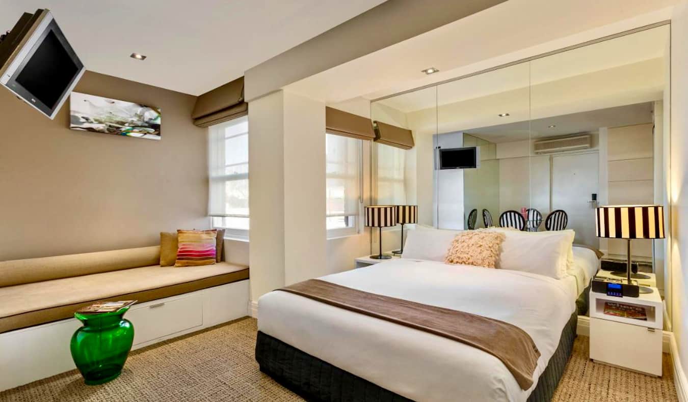 Një shtrat i madh dhe një dhomë hoteli e gjerë në hotelin Sydney Potts Point në Sydney, Australi