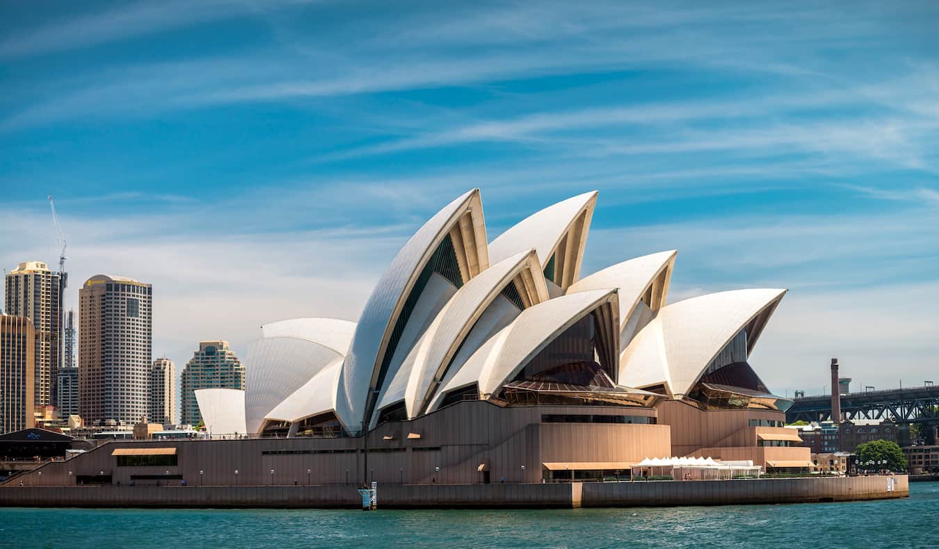 Shtëpia ikonë e Operës së Sidneit në breg të qytetit në një ditë të bukur dhe me diell