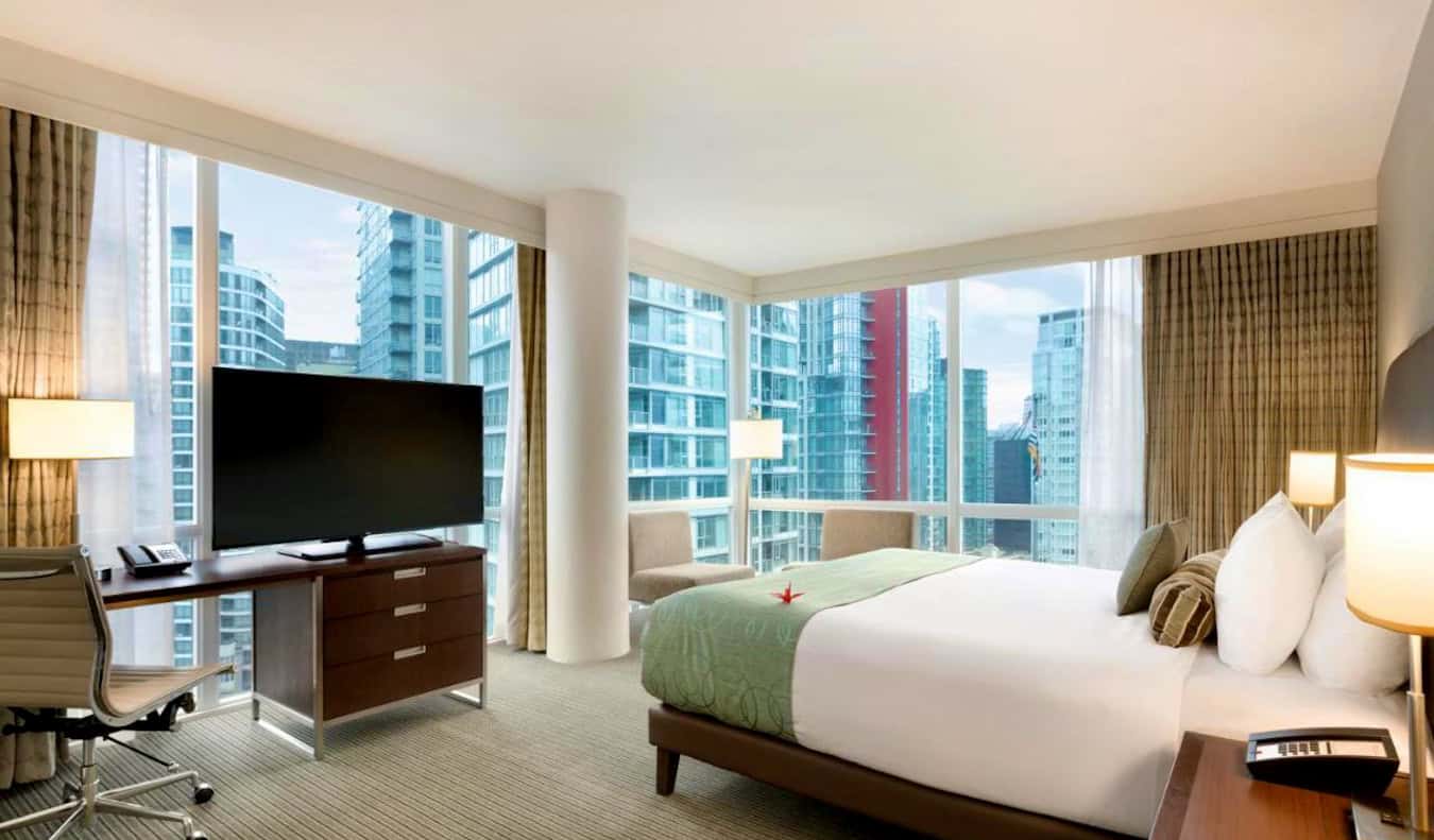 Une chambre d'hôtel spacieuse et aérée au Coast Coal Harbour Hotel, dans la magnifique ville de Vancouver, en Colombie-Britannique