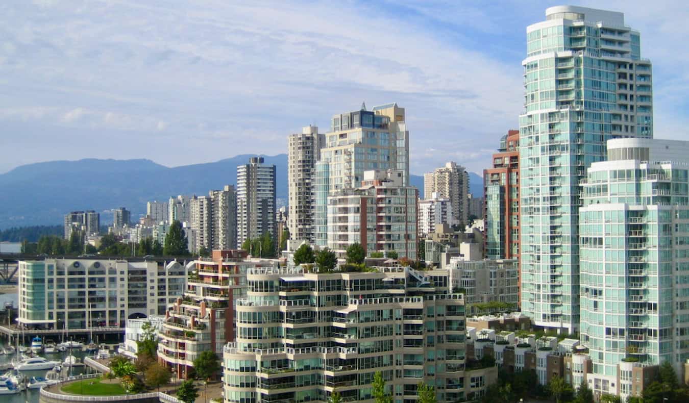 O imponente horizonte de Vancouver, Canadá, com montanhas ao longe em um dia ensolarado de verão