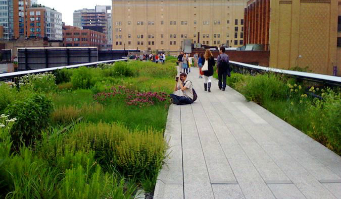  High Line Park i Meatpacking District är ett bra sätt att tillbringa en vacker dag i NYC