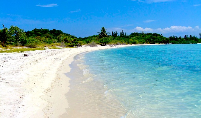 hermosas aguas azules de una de las muchas playas de Tailandia