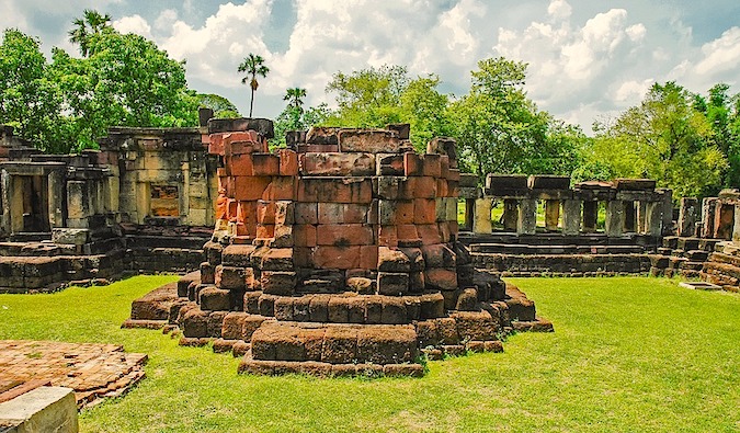 Ruinas del templo en Korat, Tailandia