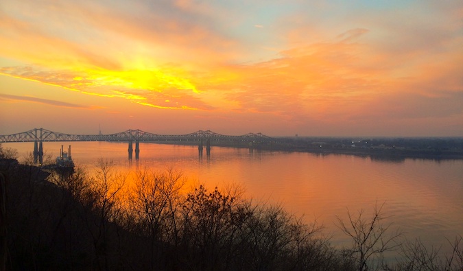 在Natchez，密西西比州的水的明亮的橙色日落