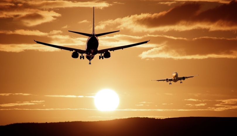 S'envoler haut dans un avion après avoir trouvé un vol bon marché