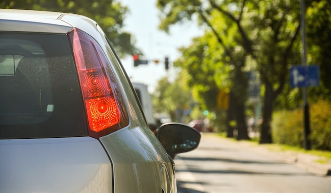 一辆在欧洲公路上行驶的汽车