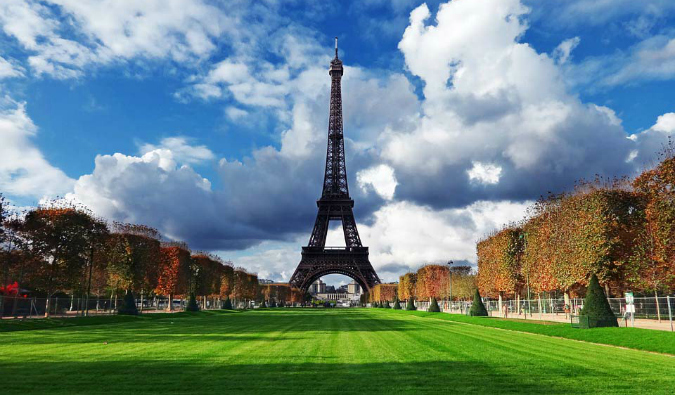 著名的埃菲尔铁塔耸立在巴黎的一大片绿草地前